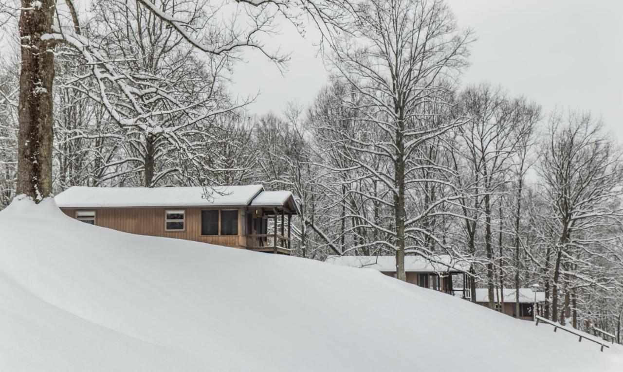 Burr Oak Lodge And Conference Center Glouster Bagian luar foto