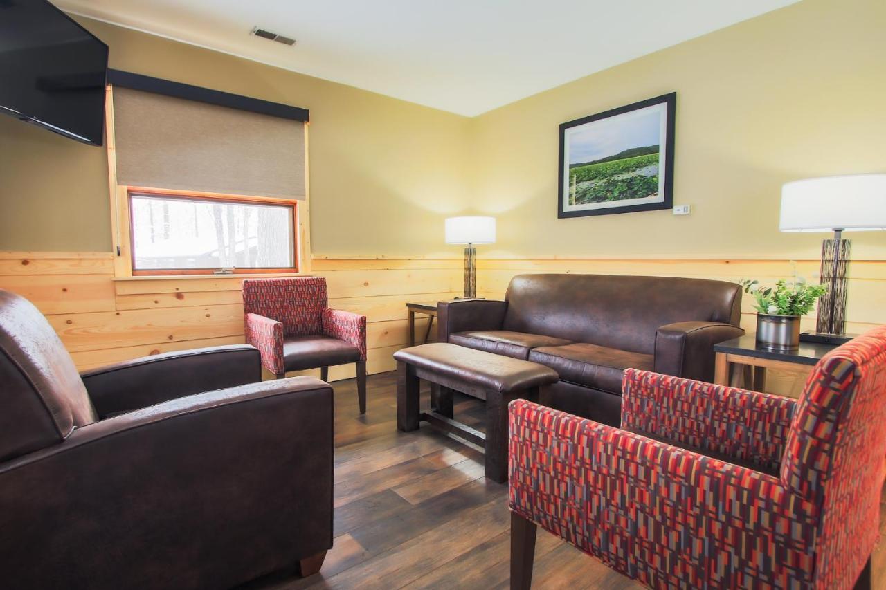Burr Oak Lodge And Conference Center Glouster Bagian luar foto