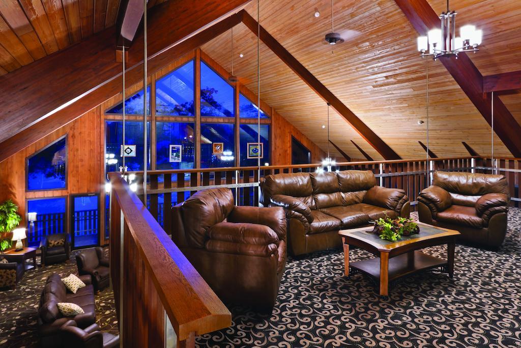 Burr Oak Lodge And Conference Center Glouster Bagian luar foto