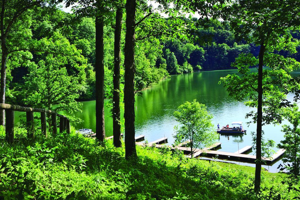 Burr Oak Lodge And Conference Center Glouster Bagian luar foto