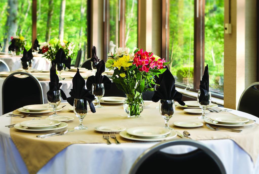 Burr Oak Lodge And Conference Center Glouster Bagian luar foto