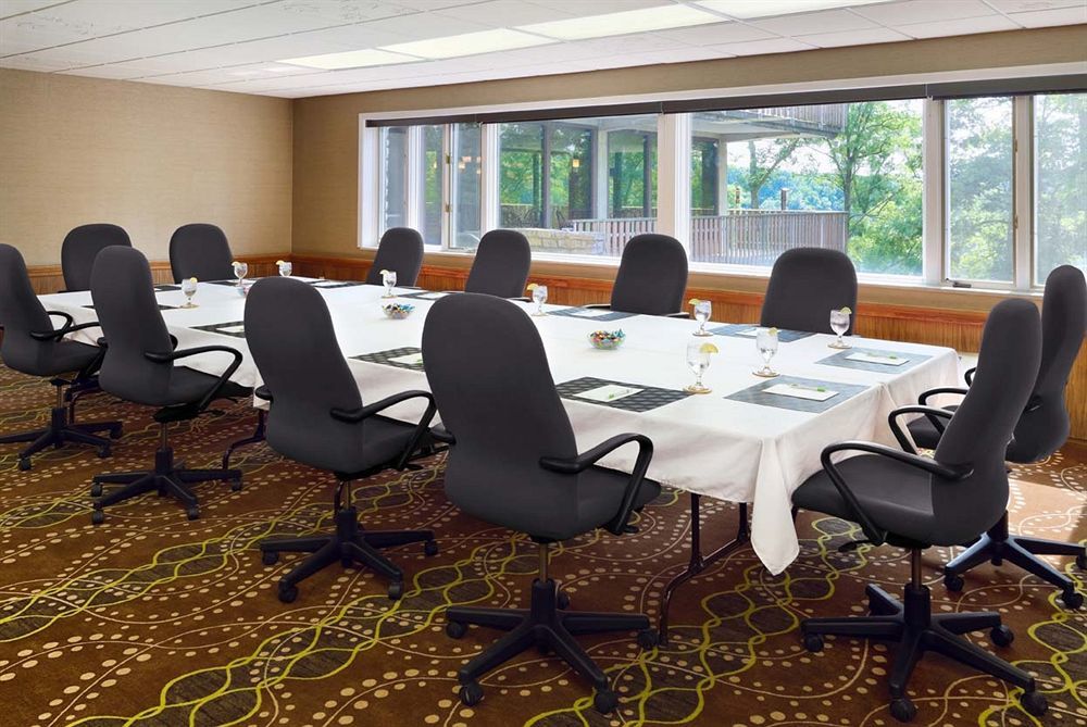 Burr Oak Lodge And Conference Center Glouster Bagian luar foto