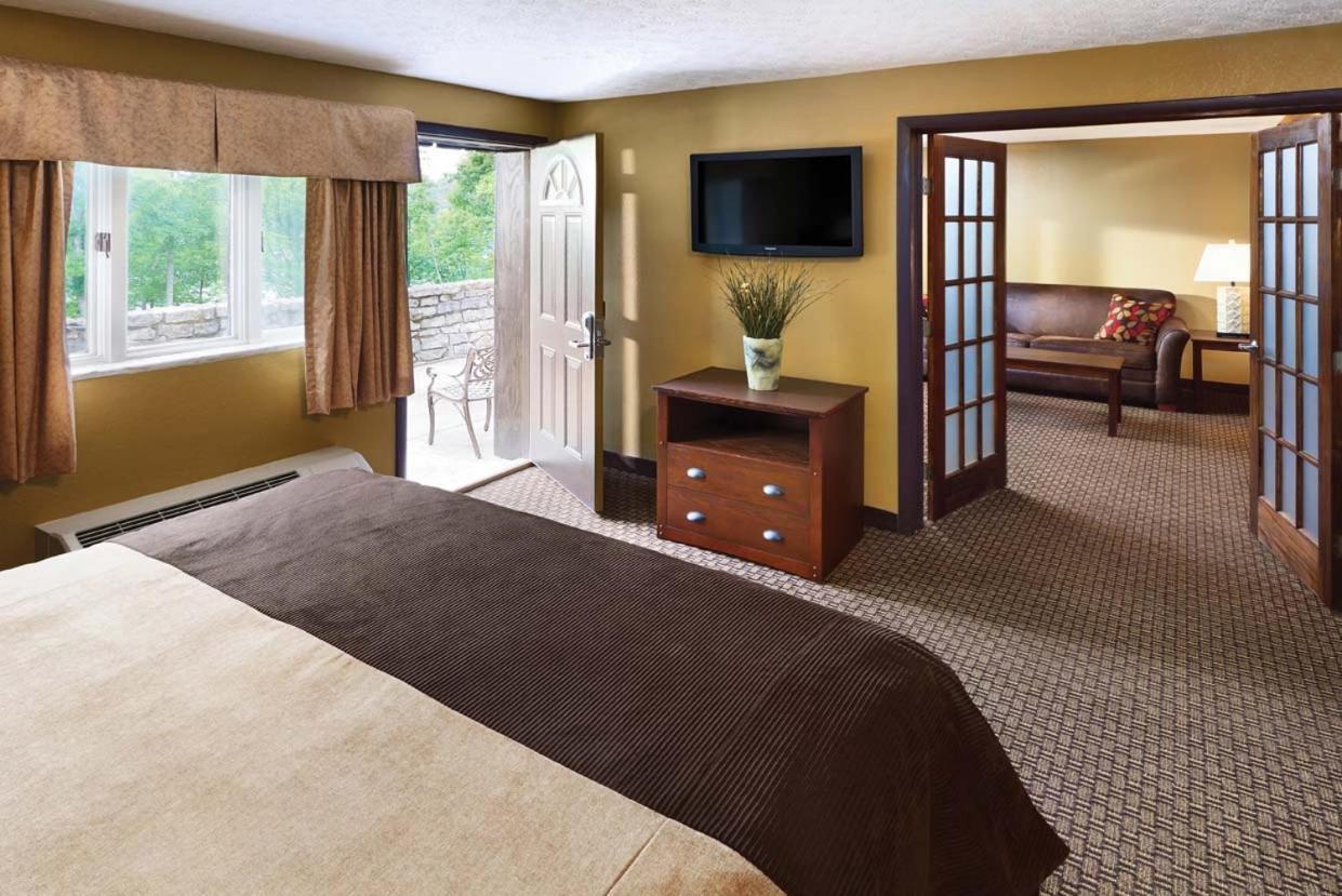 Burr Oak Lodge And Conference Center Glouster Bagian luar foto