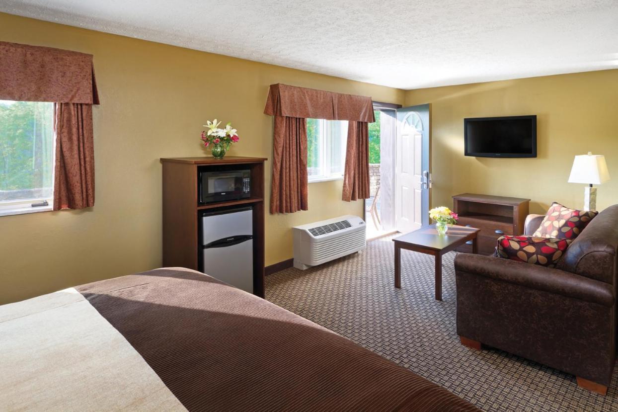 Burr Oak Lodge And Conference Center Glouster Bagian luar foto