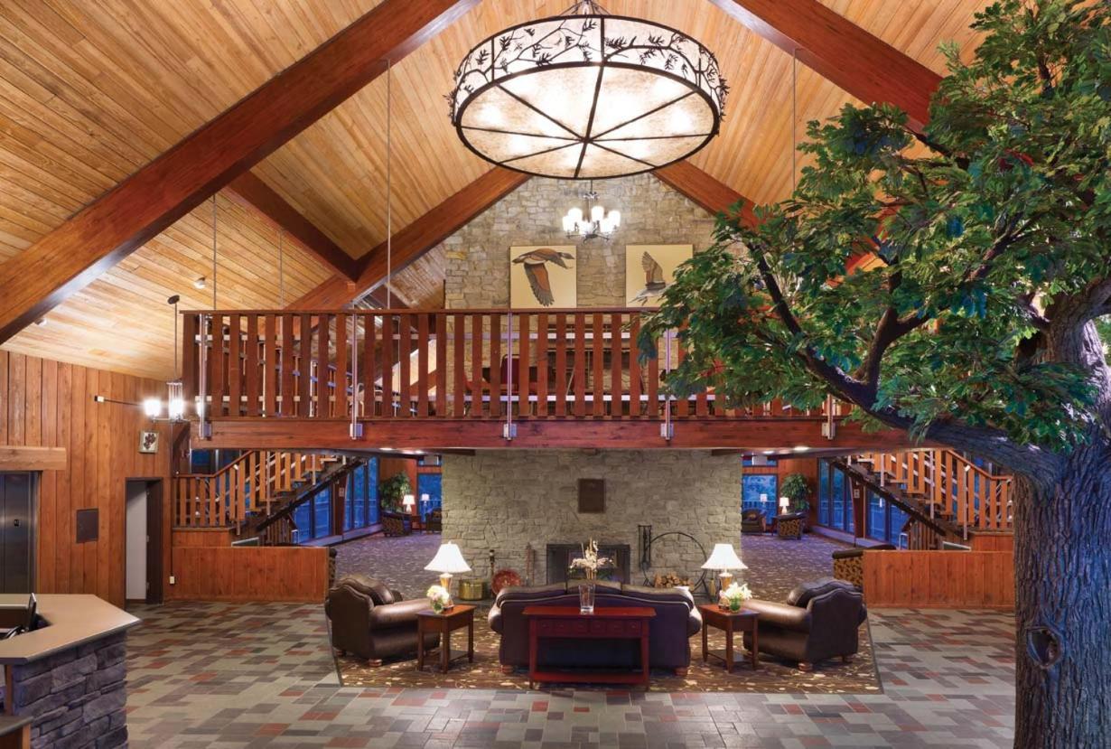 Burr Oak Lodge And Conference Center Glouster Bagian luar foto