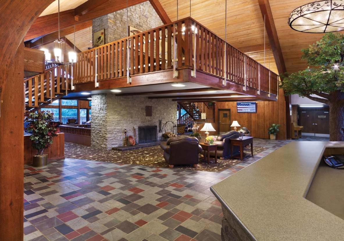 Burr Oak Lodge And Conference Center Glouster Bagian luar foto