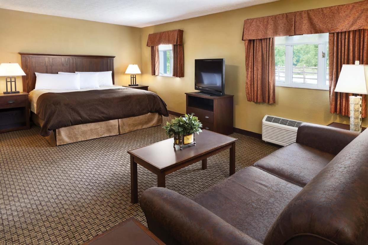 Burr Oak Lodge And Conference Center Glouster Bagian luar foto