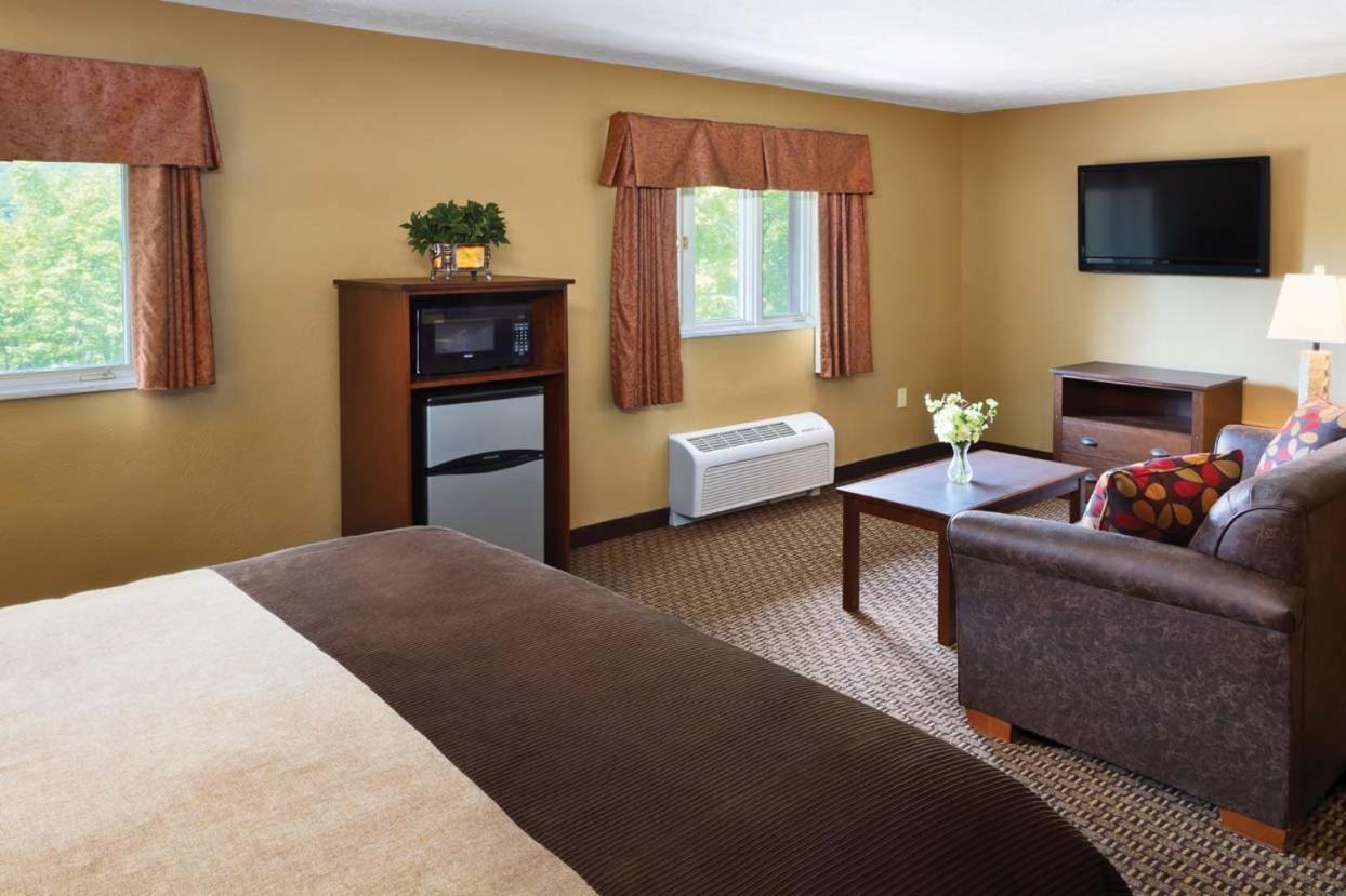 Burr Oak Lodge And Conference Center Glouster Bagian luar foto