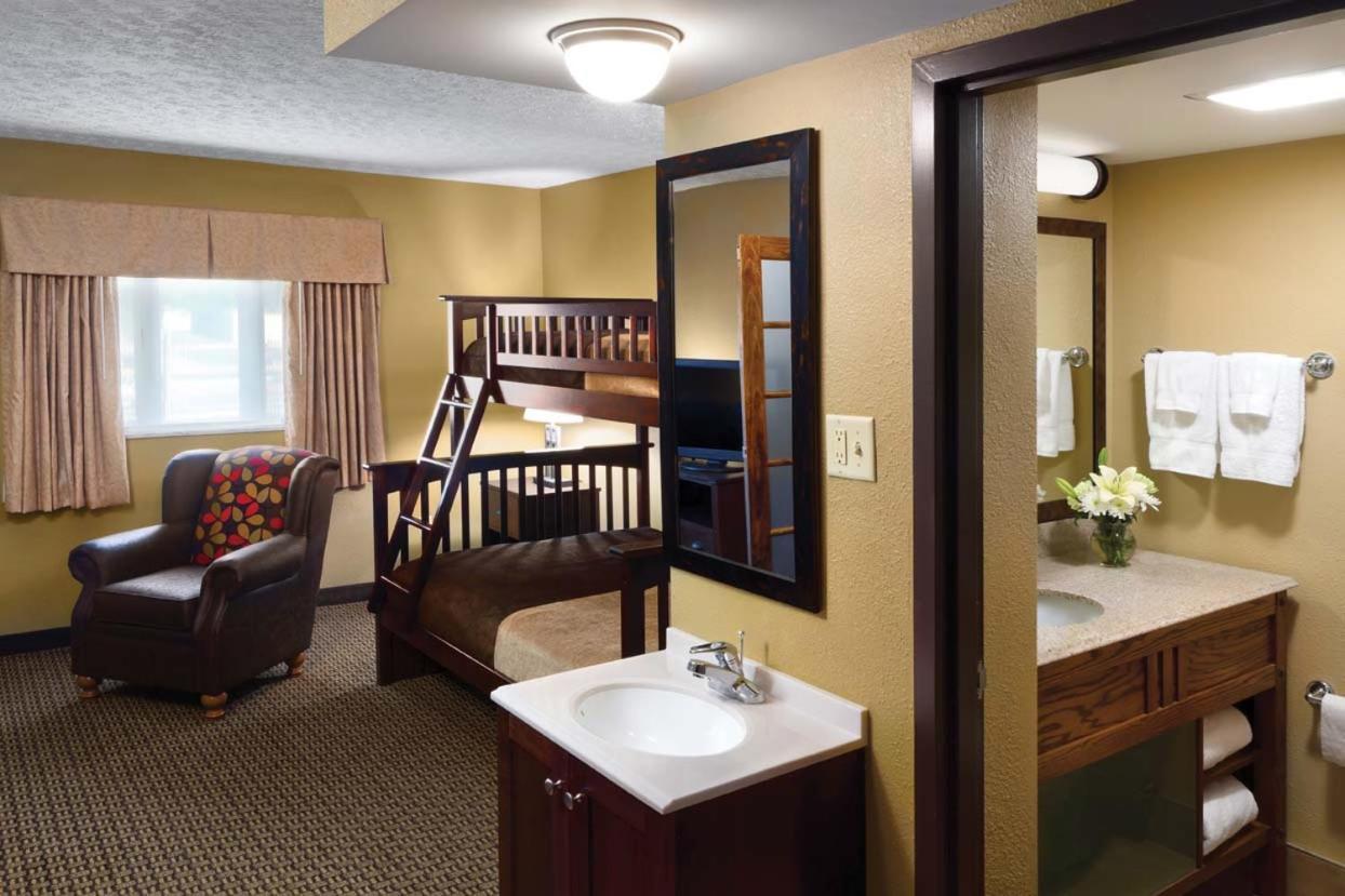 Burr Oak Lodge And Conference Center Glouster Bagian luar foto