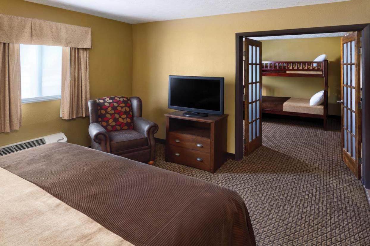 Burr Oak Lodge And Conference Center Glouster Bagian luar foto